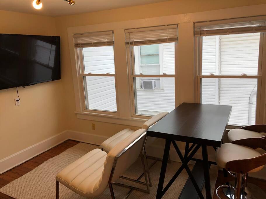 The Yellow Door 3-Bedroom Downtown Near Vt&Ru Радфорд Екстериор снимка