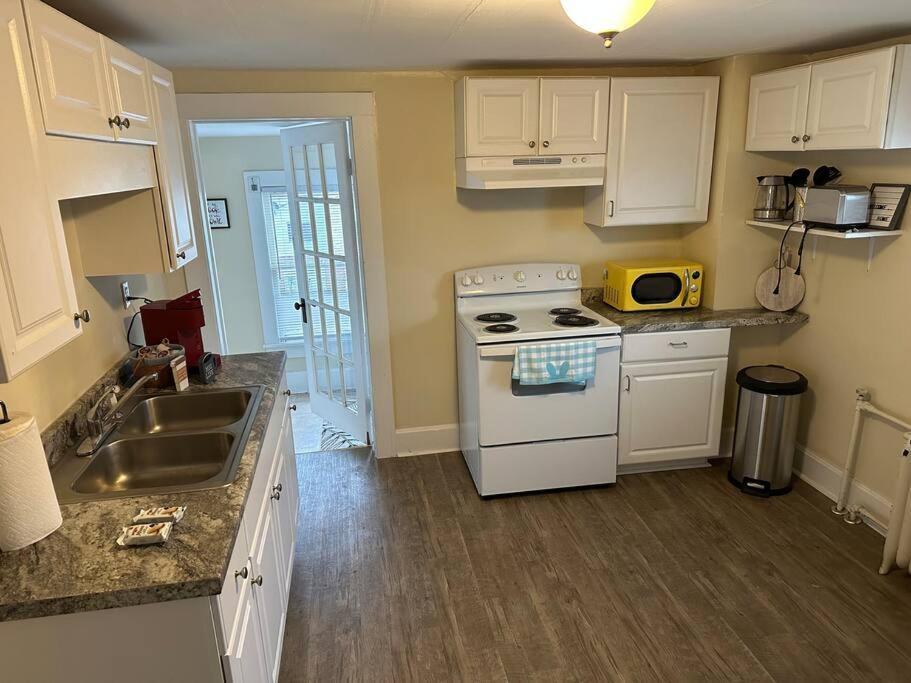 The Yellow Door 3-Bedroom Downtown Near Vt&Ru Радфорд Екстериор снимка
